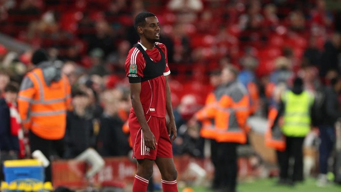 Soccer Football - Carabao Cup - Third Round - Liverpool v Southampton - Anfield, Liverpool, Britain - September 23, 2025 Liverpools Alexander Isak warms up on the pitch at half time REUTERS/Phil Noble EDITORIAL USE ONLY. NO USE WITH UNAUTHORIZED AUDIO, VIDEO, DATA, FIXTURE LISTS, CLUB/LEAGUE LOGOS OR LIVE SERVICES. ONLINE IN-MATCH USE LIMITED TO 120 IMAGES, NO VIDEO EMULATION. NO USE IN BETTING, GAMES OR SINGLE CLUB/LEAGUE/PLAYER PUBLICATIONS. PLEASE CONTACT YOUR ACCOUNT REPRESENTATIVE FOR FURTHER DETAILS..