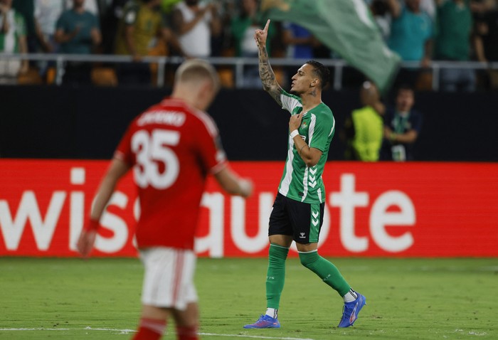 Soccer Football - UEFA Europa League - Real Betis v Nottingham Forest - La Cartuja de Sevilla, Seville, Spain - September 24, 2025 Real Betis' Antony celebrates scoring their second goal REUTERS/Marcelo Del Pozo