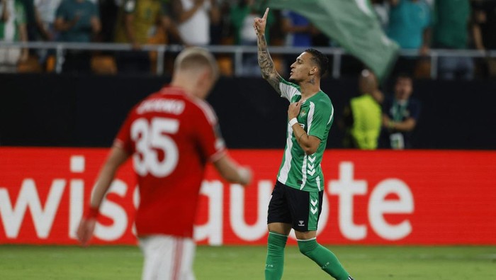 Soccer Football - UEFA Europa League - Real Betis v Nottingham Forest - La Cartuja de Sevilla, Seville, Spain - September 24, 2025 Real Betis Antony celebrates scoring their second goal REUTERS/Marcelo Del Pozo