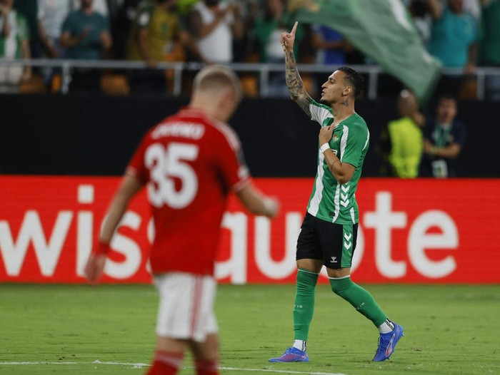 Soccer Football - UEFA Europa League - Real Betis v Nottingham Forest - La Cartuja de Sevilla, Seville, Spain - September 24, 2025 Real Betis' Antony celebrates scoring their second goal REUTERS/Marcelo Del Pozo