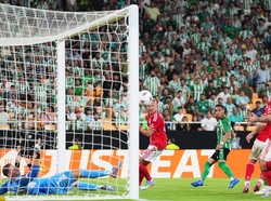 Lima menit menjelang berakhirnya waktu normal, Antony unjuk gigi lagi. Kali ini gawang Forest dijebolnya sendiri. Foto: Getty Images/Aitor Alcalde