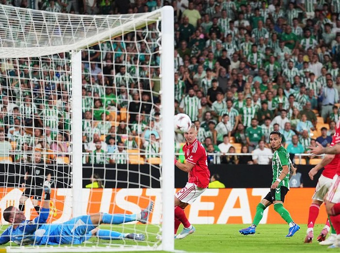 SEVILLE, SPAIN - SEPTEMBER 24: Antony of Real Betis scores his team's second goal during the UEFA Europa League 2025/26 League Phase MD1 match between Real Betis Balompie and Nottingham Forest FC at La Cartuja de Sevilla on September 24, 2025 in Seville, Spain. (Photo by Aitor Alcalde/Getty Images)