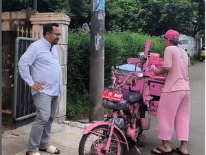 Doyan Jajan! Komedian Bedu Ngemil Siomay Pink hingga Kue Putu Doyan Jajan! Komedian Bedu Ngemil Siomay Pink hingga Kue Putu