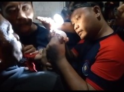 Video: Momen Damkar Evakuasi Jari Balita Terjepit Tutup Botol di Lamongan