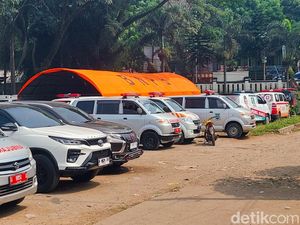 Sopir Ambulans yang Ikut Berjibaku di Tengah Petaka Keracunan MBG Sopir Ambulans yang Ikut Berjibaku di Tengah Petaka Keracunan MBG
