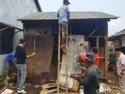 Anggota DPRD Patungan Bedah Rumah Warga Tak Layak Huni di Pandeglang