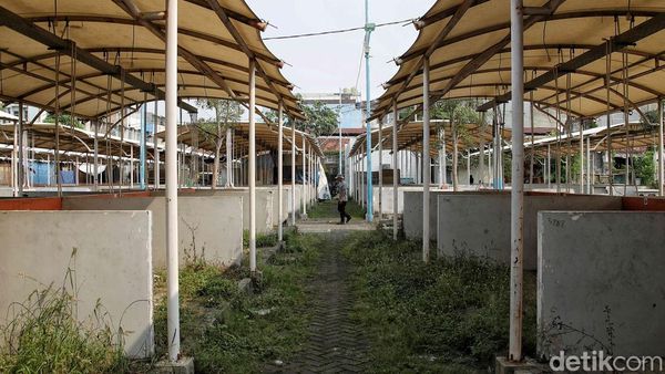 Ditinggalkan Pedagang, Lokbin Kota Intan Kini Jadi Kawasan Kumuh