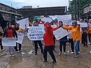 Viral Emak-Emak Pasang Tenda di Tengah Jalan Rusak Deli Serdang Viral Emak-Emak Pasang Tenda di Tengah Jalan Rusak Deli Serdang