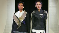 Foto: Inspirasi Gaya Formal dengan Wastra Nusantara, Batik Hingga Tenun