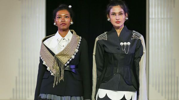 Foto: Inspirasi Gaya Formal dengan Wastra Nusantara, Batik Hingga Tenun