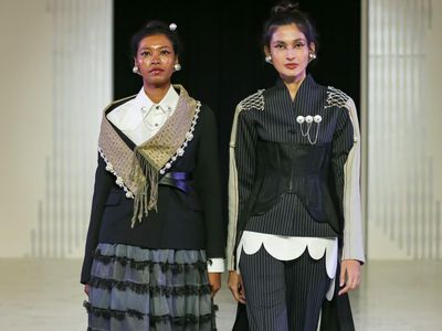 Foto: Inspirasi Gaya Formal dengan Wastra Nusantara, Batik Hingga Tenun