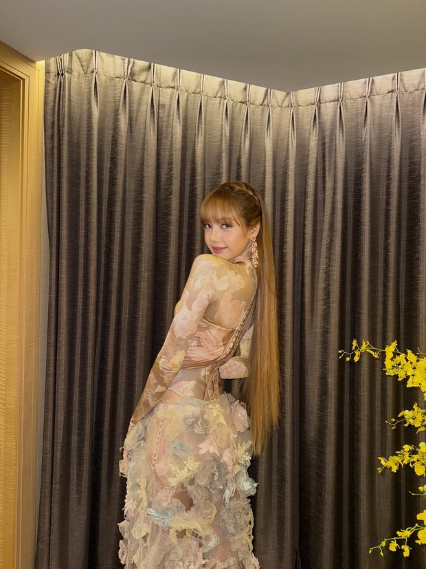 Gaya foto berdiri berpose miring 45 derajat/ Foto: Instagram @lalalalisa_m