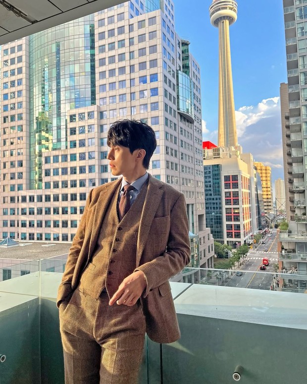 Gaya foto berdiri bersandar ke dinding dengan sudut/ Foto: Instagram @leedongwook_official