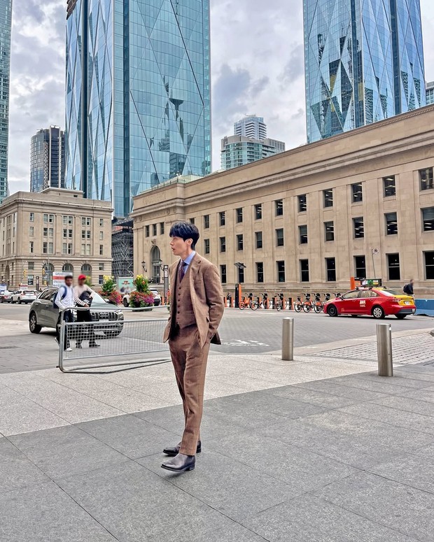 Gaya foto berdiri pose tengah berjalan/ Foto: Instagram @leedongwook_official