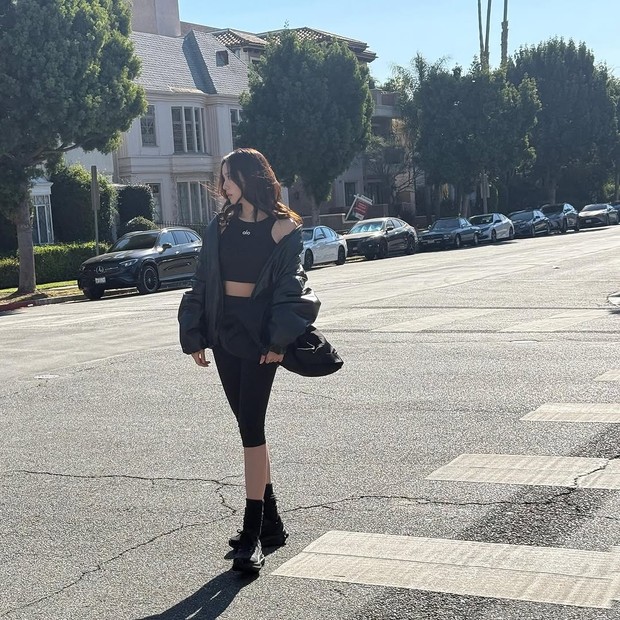 Gaya foto berdiri sandarkan berat badan ke kaki belakang/ Foto: Instagram @sooyaa__