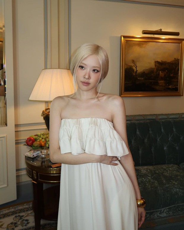 Gaya foto berdiri setengah lengan terlipat/ Foto: Instagram @roses_are_rosie