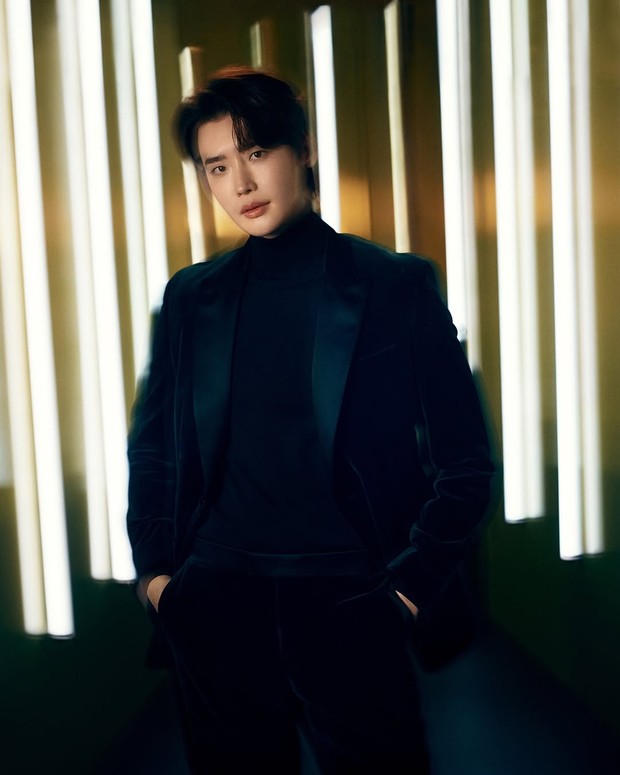 Gaya foto berdiri tangan di saku celana/ Foto: Instagram @jongsuk0206