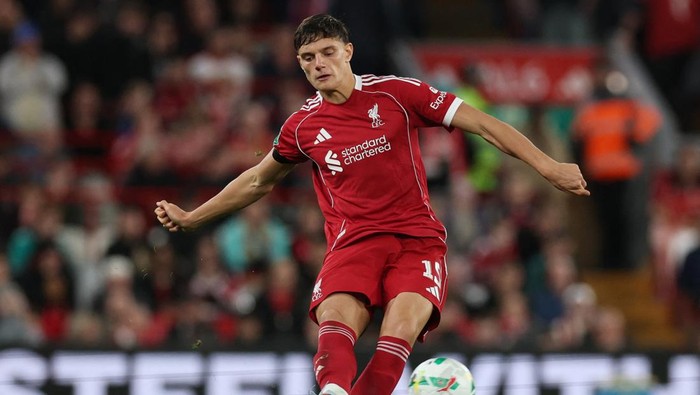 Soccer Football - Carabao Cup - Third Round - Liverpool v Southampton - Anfield, Liverpool, Britain - September 23, 2025 Liverpools Giovanni Leoni in action REUTERS/Phil Noble EDITORIAL USE ONLY. NO USE WITH UNAUTHORIZED AUDIO, VIDEO, DATA, FIXTURE LISTS, CLUB/LEAGUE LOGOS OR LIVE SERVICES. ONLINE IN-MATCH USE LIMITED TO 120 IMAGES, NO VIDEO EMULATION. NO USE IN BETTING, GAMES OR SINGLE CLUB/LEAGUE/PLAYER PUBLICATIONS. PLEASE CONTACT YOUR ACCOUNT REPRESENTATIVE FOR FURTHER DETAILS..