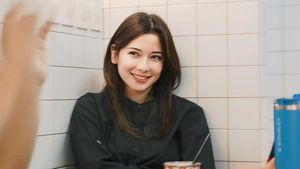 Saat Iris Wullur Nongkrong di Warkop