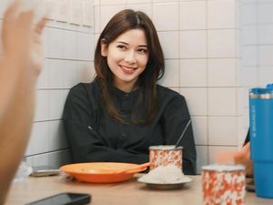 Saat Iris Wullur Nongkrong di Warkop