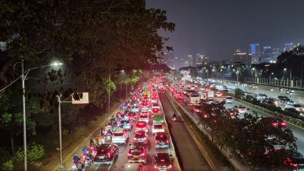 Kemacetan di Jakarta malam ini, Kamis (25/9). (Taufiq/detikcom)