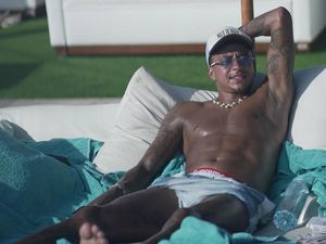 Gaya Jesse Lingard Liburan di Bali Sambil Pamer Perut Sixpack Gaya Jesse Lingard Liburan di Bali Sambil Pamer Perut Sixpack
