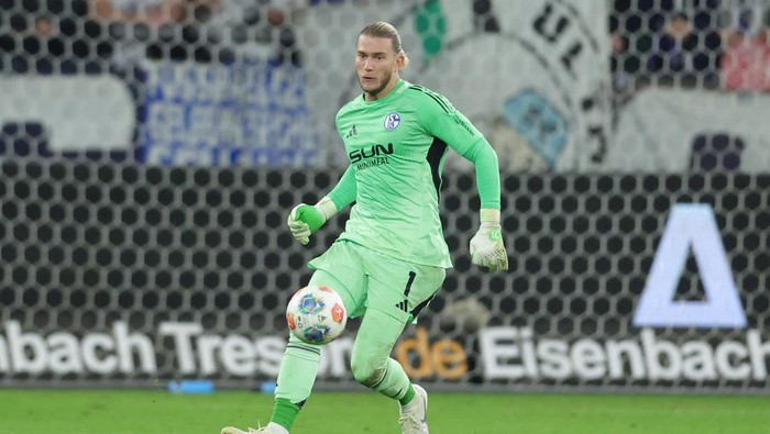 GELSENKIRCHEN, GERMANY - SEPTEMBER 13: Goalkeeper Loris Karius of FC Schalke 04 plays the ball  during the 2. Bundesliga match between FC Schalke 04 and Holstein Kiel at Veltins-Arena on September 13, 2025 in Gelsenkirchen, Germany. (Photo by Jürgen Fromme - firo sportphoto/Getty Images)