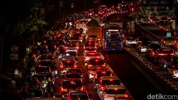 Macet Total, Jalan Gatot Subroto Arah Bekasi Lumpuh Hingga Tengah Malam