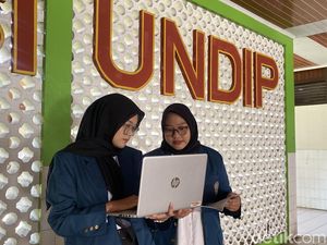 Penampakan Jas Almamater Undip Dulu dan Sekarang: Hijau Bunglon VS Biru Kobalt