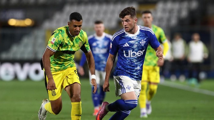 COMO, ITALY - SEPTEMBER 24: Martin Baturina of Como 1907 competes for the ball with Walid Cheddira of US Sassuolo during the Coppa Italia match between Como 1907 and US Sassuolo at Giuseppe Sinigaglia Stadium on September 24, 2025 in Como, Italy. (Photo by Marco Luzzani/Getty Images)