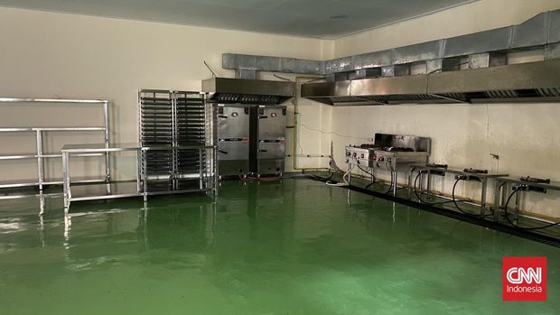 Sejumlah anggota TNI, polisi dan pemerintah daerah, terlihat berada di dapur SPPG Neglasari, pada Kamis (25/9) pagi. Tidak ada aktivtas memasak di dapur tersebut.Dapur SPPG Neglasari, merupakan dapur pemasok santapan MBG, yang diduga menyebabkan keracunan massal di Kecamatan Cipongkor, kemarin ini, Rabu (24/9).