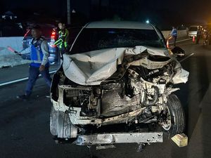 Tabrakan Beruntun 2 Mobil dan 1 Truk di Tol Bogor, 1 Orang Terluka