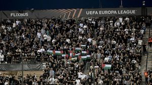 Foto: Bendera Palestina saat Klub Israel Main di Liga Europa