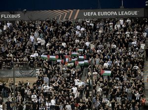 Foto: Bendera Palestina saat Klub Israel Main di Liga Europa Foto: Bendera Palestina saat Klub Israel Main di Liga Europa
