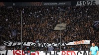 Setop Genosida dan Kasih Kartu Merah ke Israel ikut dimunculkan suporter PAOK di stadion. Foto: REUTERS/Murad Sezer