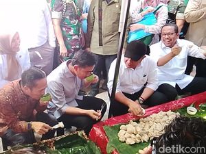 Saat Gibran Nikmati Pempek Tumpah di Pasar 16 Ilir Palembang: Enak... Saat Gibran Nikmati Pempek Tumpah di Pasar 16 Ilir Palembang: Enak...