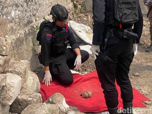 Polisi Evakuasi Benda Diduga Granat di Kawasan SD Muhammadiyah Lamongan Polisi Evakuasi Benda Diduga Granat di Kawasan SD Muhammadiyah Lamongan