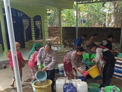 Polisi-BPBD Dropping Air Bersih ke Desa Terdampak Kekeringan di Pasuruan