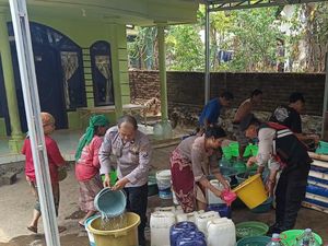 Polisi-BPBD Dropping Air Bersih ke Desa Terdampak Kekeringan di Pasuruan Polisi-BPBD Dropping Air Bersih ke Desa Terdampak Kekeringan di Pasuruan