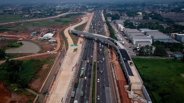 Foto udara kendaraan melintas di dekat proyek pembangunan akses tol langsung KM 25 Jakarta-Merak