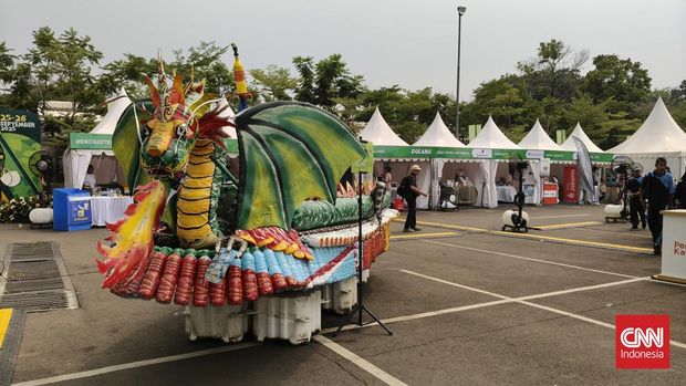 Dua buah karya instalasi berupa oplet dan perahu naga menghiasi gelaran Jakarta Eco Future Fest (JEFF) 2025. Uniknya, kedua instalasi tersebut dibuat dari ratusan galon dan botol plastik bekas.