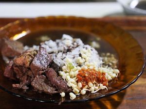 Rawon Rampal, Kuah Hitam Penuh Kenangan dari Kota Malang Rawon Rampal, Kuah Hitam Penuh Kenangan dari Kota Malang