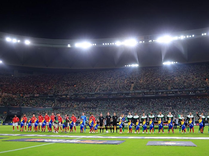 SEVILLE, SPAIN - SEPTEMBER 24: The players of Real Betis and Nottingham Forest line up prior to the UEFA Europa League 2025/26 League Phase MD1 match between Real Betis Balompie and Nottingham Forest FC at La Cartuja de Sevilla on September 24, 2025 in Seville, Spain. (Photo by Fran Santiago - UEFA/UEFA via Getty Images)