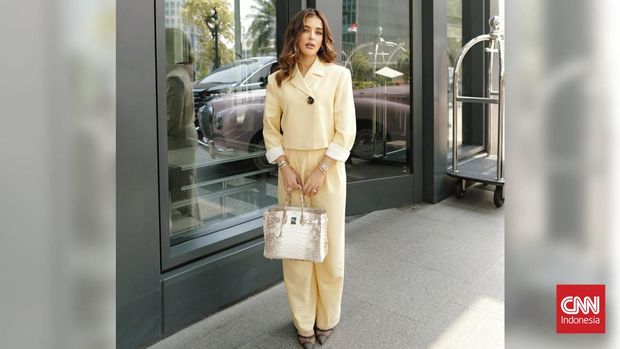 Tasya Farasya mengenakan tas Hermes Birkin Himalaya