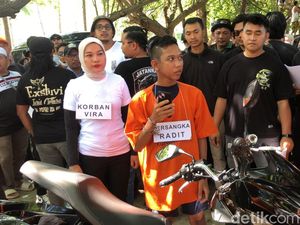 Rekonstruksi Pembunuhan Mahasiswi Unram, Tersangka Disoraki Warga Rekonstruksi Pembunuhan Mahasiswi Unram, Tersangka Disoraki Warga