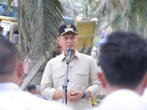 Walkot Agung Kumpulkan Camat-Lurah di TPA Muara Fajar: Tak Mau Kerja Mundur! Walkot Agung Kumpulkan Camat-Lurah di TPA Muara Fajar: Tak Mau Kerja Mundur!