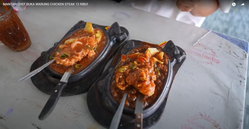 Waroenk Jalanan Verosincky yang jualan steak ayam harganya mulai dari Rp 12 ribu saja.