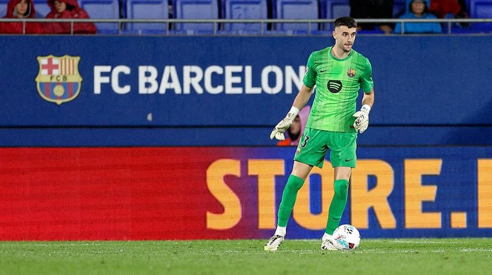 BARCELONA, SPAIN - SEPTEMBER 21: Joan Garcia of FC Barcelona  during the LaLiga EA Sports  match between FC Barcelona v Getafe at the Lluis Companys Olympic Stadium on September 21, 2025 in Barcelona Spain (Photo by David Ramirez/Soccrates/Getty Images)