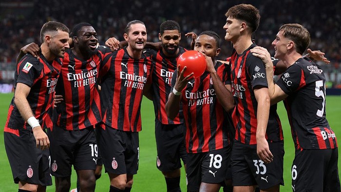 MILAN, ITALY - SEPTEMBER 23: Christopher Nkunku of AC Milan celebrates with team mates after scoring to give the side a 2-0 lead during the Coppa Italia Frecciarossa Round of 16 match between AC Milan and US Lecce at Giuseppe Meazza Stadium on September 23, 2025 in Milan, Italy. (Photo by Jonathan Moscrop/Getty Images)