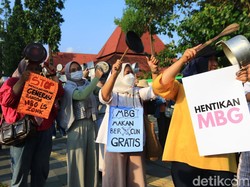 Emak-emak di Jogja Demo Minta MBG Disetop Buntut Keracunan Massal